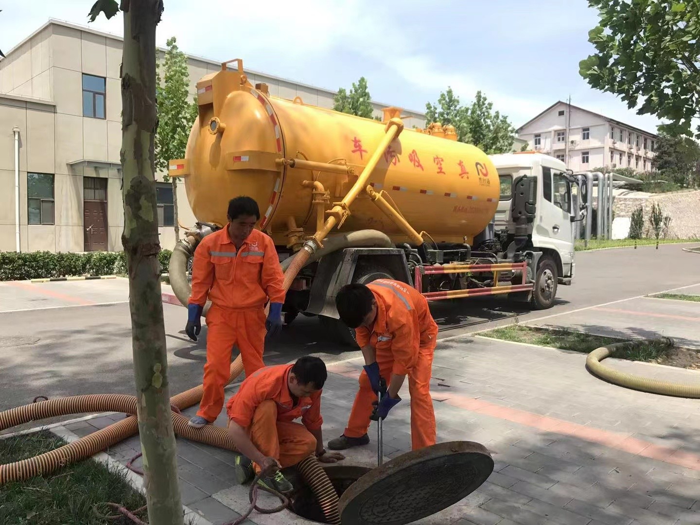 城区管道疏通车停在窨井附近