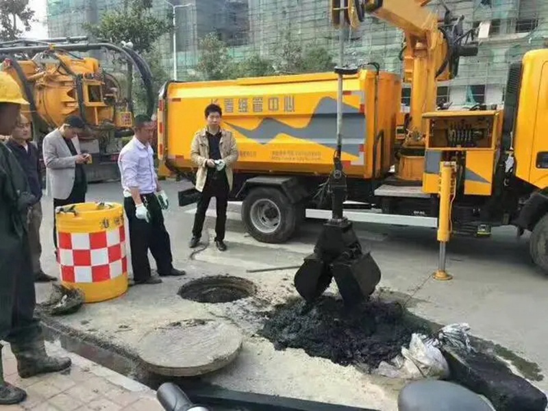 城区街道：网格员化身“清道夫”，为民解忧疏通“堵心”化粪池