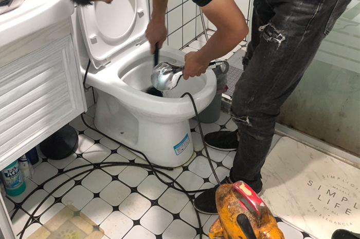 城区马桶堵塞自己疏通还是找师傅？专业上门服务让你省时更省心